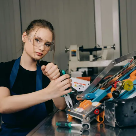 فتاة تعمل في مجال تطوير التكنولوجيا