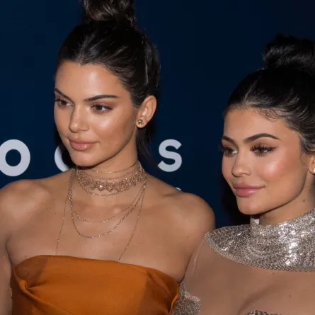 كيندال وكايلي جينر في حفل غولدن غلوب - كاليفورنيا (Kendall and Kylie Jenner in NBCUniversal's Golden Globes -California) مصدر الصورة: John Fredricks / AFP