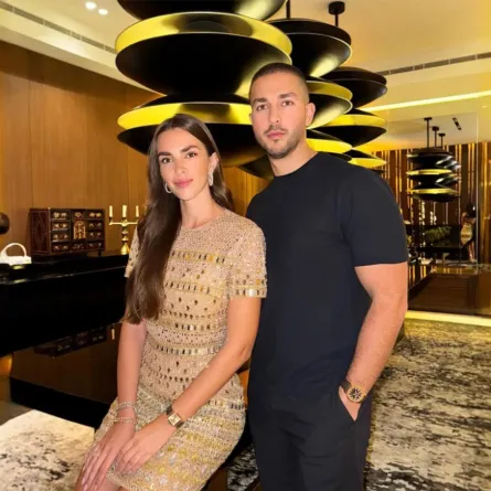 زين قطامي ترتدي إطلالة ذهبية ومجوهرات من الذهب الأصفر والأبيض 