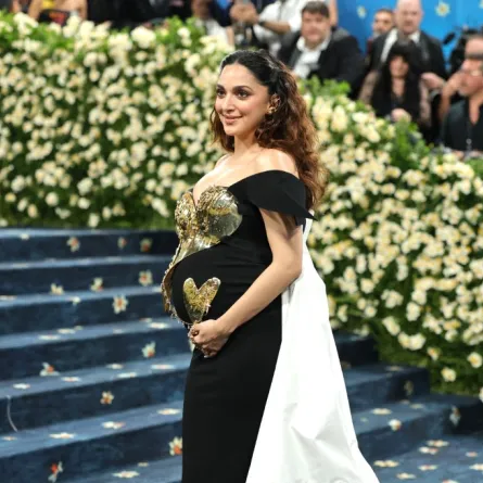 كيارا أدفاني في حفل ميت غالا لعام 2025 في متحف متروبوليتان للفنون في مدينة نيويورك (Kiara Advani at the 2025 Met Gala at Metropolitan Museum of Art in New York City). مصدر الصورة: Dia Dipasupil / GETTY IMAGES NORTH AMERICA / Getty Images via AFP