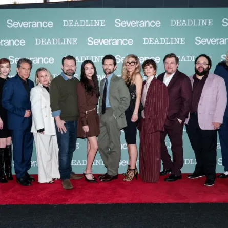 نجوم مسلسل Severance في العرض الخاص – مصدر الصورة Monica Schipper / GETTY IMAGES NORTH AMERICA / Getty Images via AFP