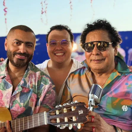 محمد منير وتامر حسني وبينهما الموزع أحمد طارق يحيى- الصورة من حساب الأخير على فيس بوك