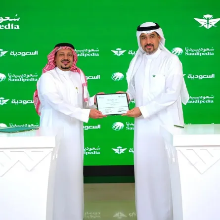  الرئيس التنفيذي لمبادرة "سعوديبيديا" خالد عبدالله قطان ونائب الرئيس للتسويق في "الخطوط السعودية" عصام أخونباي. الصورة من واس