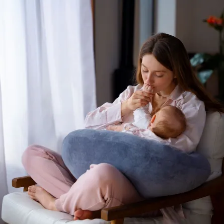 صورة لرضيع يضع يده في فم الأم