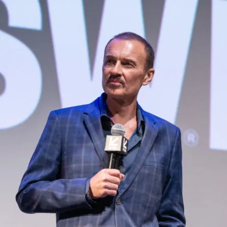 جوليان مكماهون في مسرح زاك في أوستن، تكساس (Julian McMahon at ZACH Theatre in Austin, Texas). مصدر الصورة: Marcus Ingram/Getty Images for The Surfer/AFP