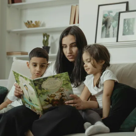 صورة أم تقرأ