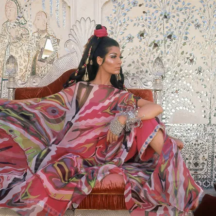 العارضة سيمون دايانكورت Simone d’Aillencourt في جلسة تصوير لعلامة إميليو بوتشي Emilio Pucci، صوّرت في قصر Jag Nivas، في راجستان، الهند، عام 1967 (مصدر الصورة: Henry Clarke/Condé Nast via Getty Images)