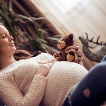 صورة لحامل في حالة استرخاء قبل الولادة