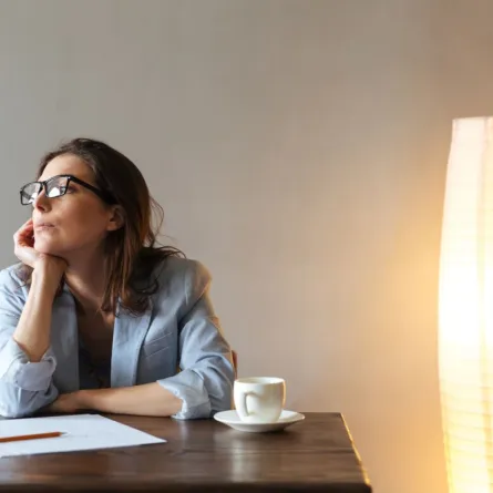 امرأة تفكّر وتدوّن الملاحظات