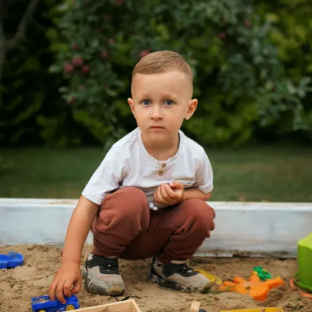 صورة لطفل يلعب بالرمل