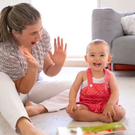 صورة لأم تمرن وتدرب طفلها