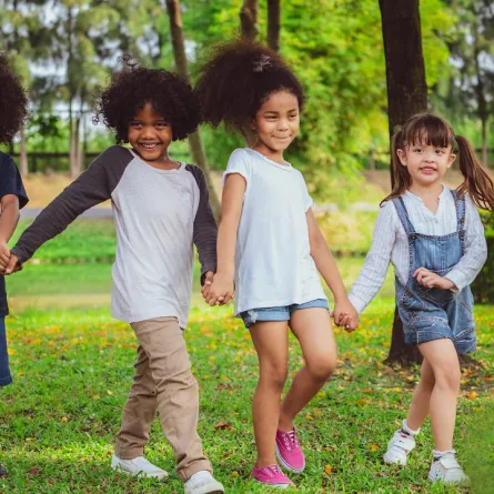 صورة لأطفال يلعبون