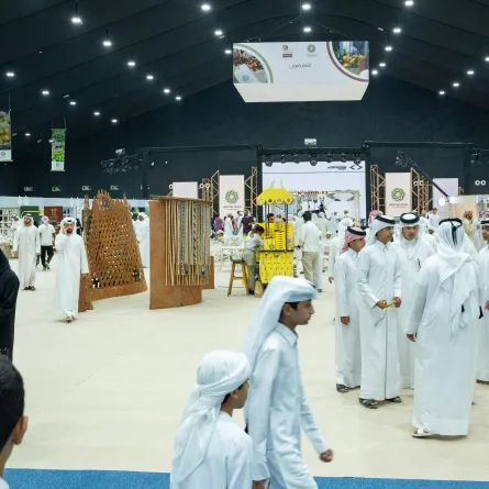 زوار مهرجان ليوا للرطب. الصورة من وكالة الأنباء الإماراتية "وام"