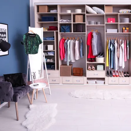 خزانة الملابس مقسمة إلى وحدات