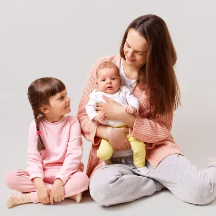 صورة أم مع طفليها الصغيرين