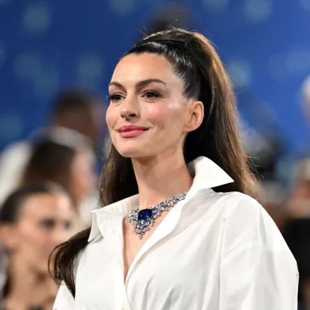 آن هاثاواي في حفل Met Gala في متحف متروبوليتان للفنون في نيويورك (Anne Hathaway at 2025 Met Gala at the Metropolitan Museum of Art in New York). مصدر الصورة: ANGELA WEISS / AFP