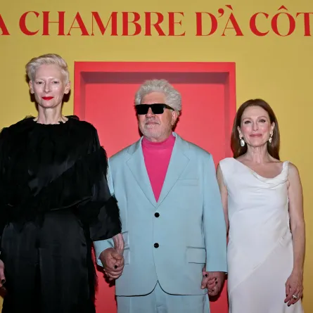 أبطال فيلم The Room Next Door جوليان مور وتيلدا سوينتون في باريس-  Julianne Moore and Tilda Swinton in Paris - مصدر الصورة  LOU BENOIST / AFP  