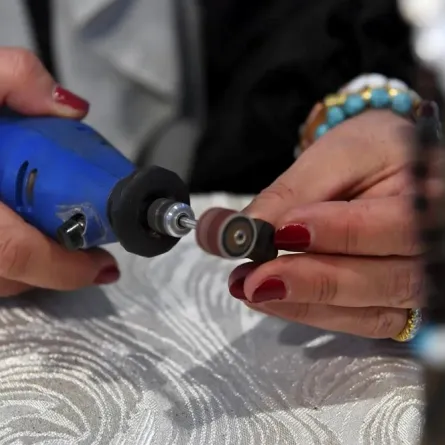 يضم المعرض أعمالًا فنية خشبية  إلى جانب قطع فخارية ملونة تعكس الفن الشعبي