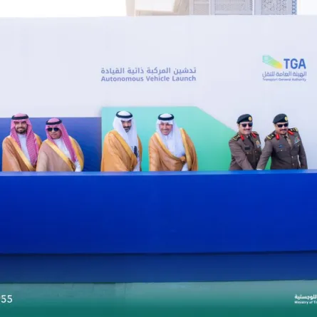 تنطلق المركبات ذاتية القيادة في هذه المرحلة ضمن بيئة تشغيلية واقعية تغطي مطار الملك خالد الدولي وعددًا من المواقع الحيوية في مدينة الرياض