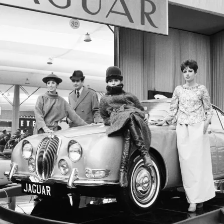 عرض أزياء للمصمم بيار كاردان عام 1963 من وحي سيارة جاغوار Jaguar "S"- مصدر الصورة AFP
