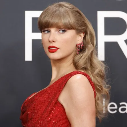 تايلور سويفت في حفل توزيع جوائز غرامي (  Taylor Swift at the Grammy Awards). مصدر الصورة:Frazer Harrison / GETTY IMAGES NORTH AMERICA / Getty Images via AFP