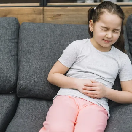 صورة لطفلة تشعر بألم في المعدة