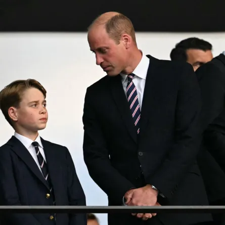 الأمير ويليام والأمير جورج في الملعب الأولمبي في برلين (Prince William and Prince George at the Olympiastadion in Berlin). مصدر الصورة: INA FASSBENDER / AFP