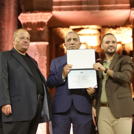 تكريم عيسى السقار بنهاية حفله في مهرجان جرش - الصورة من المركز الصحفي للمهرجان