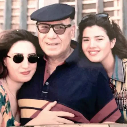 فريد شوقي متوسطًا ابنتيه رانيا وعبير- الصورة من حساب ابنته رانيا على إنستغرام