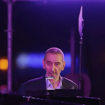 زياد الرحباني يحيي حفلاً موسيقياً ضمن فعاليات مهرجان أعياد بيروت 2019 على الواجهة البحرية في العاصمة اللبنانية Ziad Rahbani performs during the Beirut Holidays 2019 Festival at the waterfront in the Lebanese capital. مصدر الصورة: (Photo by JOSEPH EID / AFP)