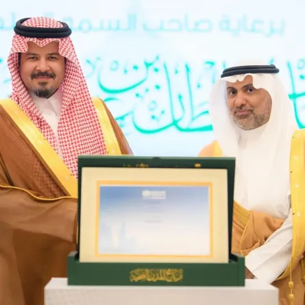 الأمير سلمان بن سلطان بن عبدالعزيز يتسلم شهادة الاعتماد من وزير الصحة الأستاذ فهد بن عبدالرحمن الجلاجل. الصورة من وكالة الأنباء السعودية "واس"