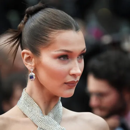 بيلا حديد Bella Hadid بتسريحة شعر شبابية( مصدر الصورة- Anne-Christine POUJOULAT / AFP)