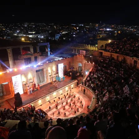 منظر عام للمدرج الروماني في جرش، شمال عمّان، خلال حفل افتتاح مهرجان جرش للثقافة والفنون الأردني الشهير (مصدر الصورة:  AFP)