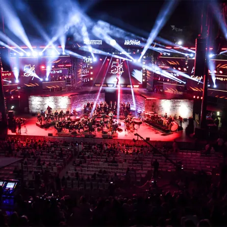 جمهور غفير يحضر افتتاح الدورة 59 لمهرجان قرطاج الدولي بالمدرج الروماني بقرطاج 2025 -مصدر الصورة :FETHI BELAID / AFP)