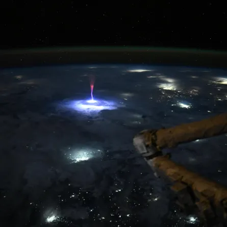 ناسا ترصد وميضًا أحمر نادر يشبه قنديل البحر - الصورة من حساب رائدة الفضاء نيكول آيرز على منصة إكس