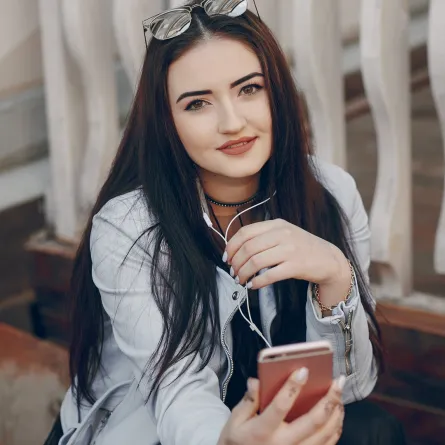 حلم الشعر الأسود الطويل -مصدر الصورة: Freepik by prostooleh