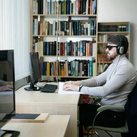 منصة قارئ لذوي الإعاقة البصرية  -  صورة تخيلية لشخص يستمع للمنصة من pexels by Mikhail nilov