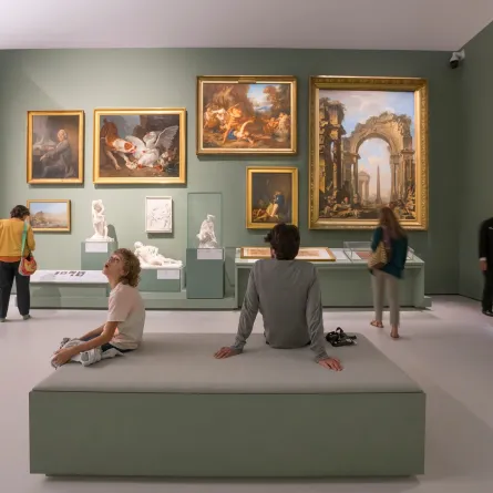 زوار لمتحف اللوفر ابو ظبي 