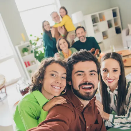 مجموعة من الأصدقاء يستمتعون بالتقاط صورة تحمل كثيراً من الذكريات المرحة