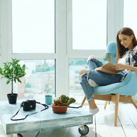 شابة تقرأ كتابا في اجازتها الصيفية باستمتاع