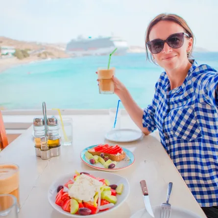 سائحة تستمتع بتناول الطعام في وجهتها
