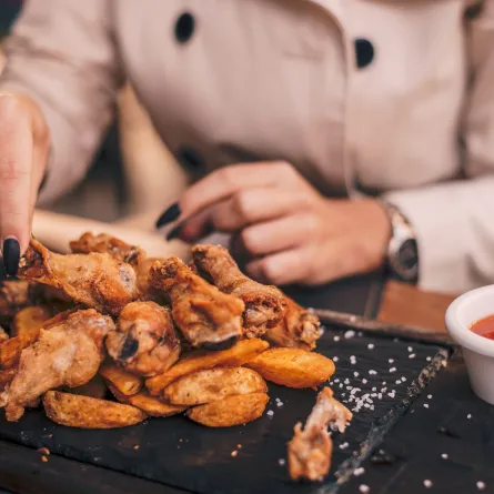 تفسير حلم أكل الدجاج في المنام- مصدر الصورة: Adobe Stock by bnenin