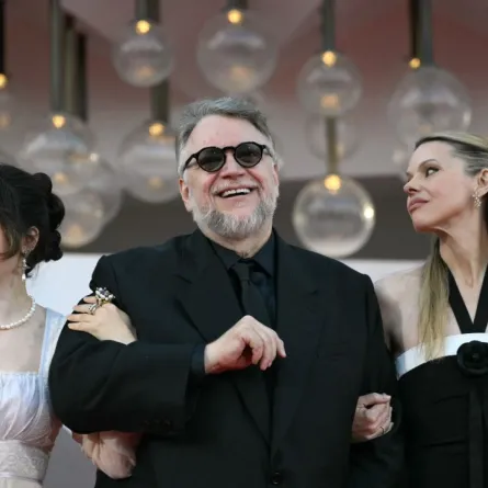 غييرمو ديل تورو والضيوف Guillermo Del Toro and guests, مهرجان فينيسيا 2025 (مصدر الصورة: Tiziana FABI / AFP)