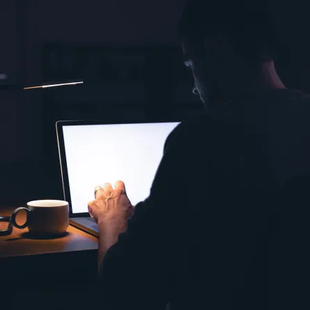 لماذا يثير بعض الموظفين فضول زملائهم أكثر من إعجابهم؟