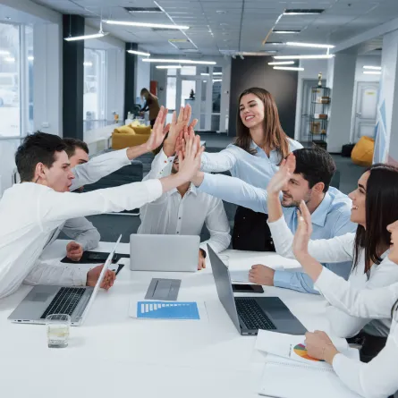 كيف تبرز حضورك الاجتماعي في مناسبات العمل وتترك انطباعاً لا يُنسى؟