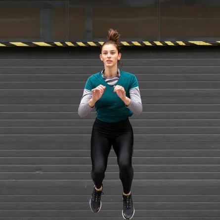 سيدة تلجأ الى تمرين منزلي لحرق الدهون بسرعة