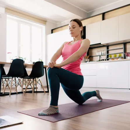 سيدة تلجأ الى روتين تمارين لحرق الدهون في المنزل  Image by ArthurHidden on Freepik