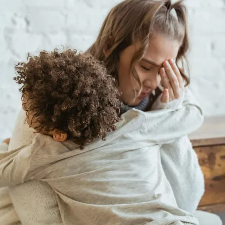 صورة أم تشعر بالإحراج