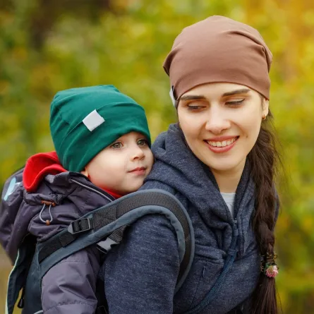 صورة تحمل طفلها ونزهة في الطبيعة