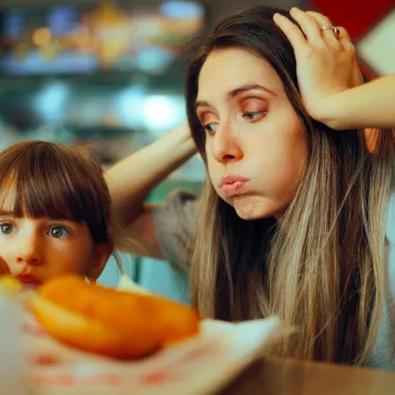 صورة لأم تعبّر عن قلقها